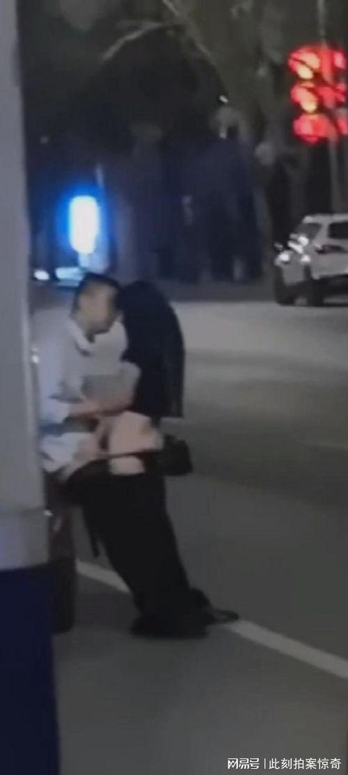 黄衣男子路边吃瓜,黄衣男子路边悠闲吃瓜,引发路人围观热议